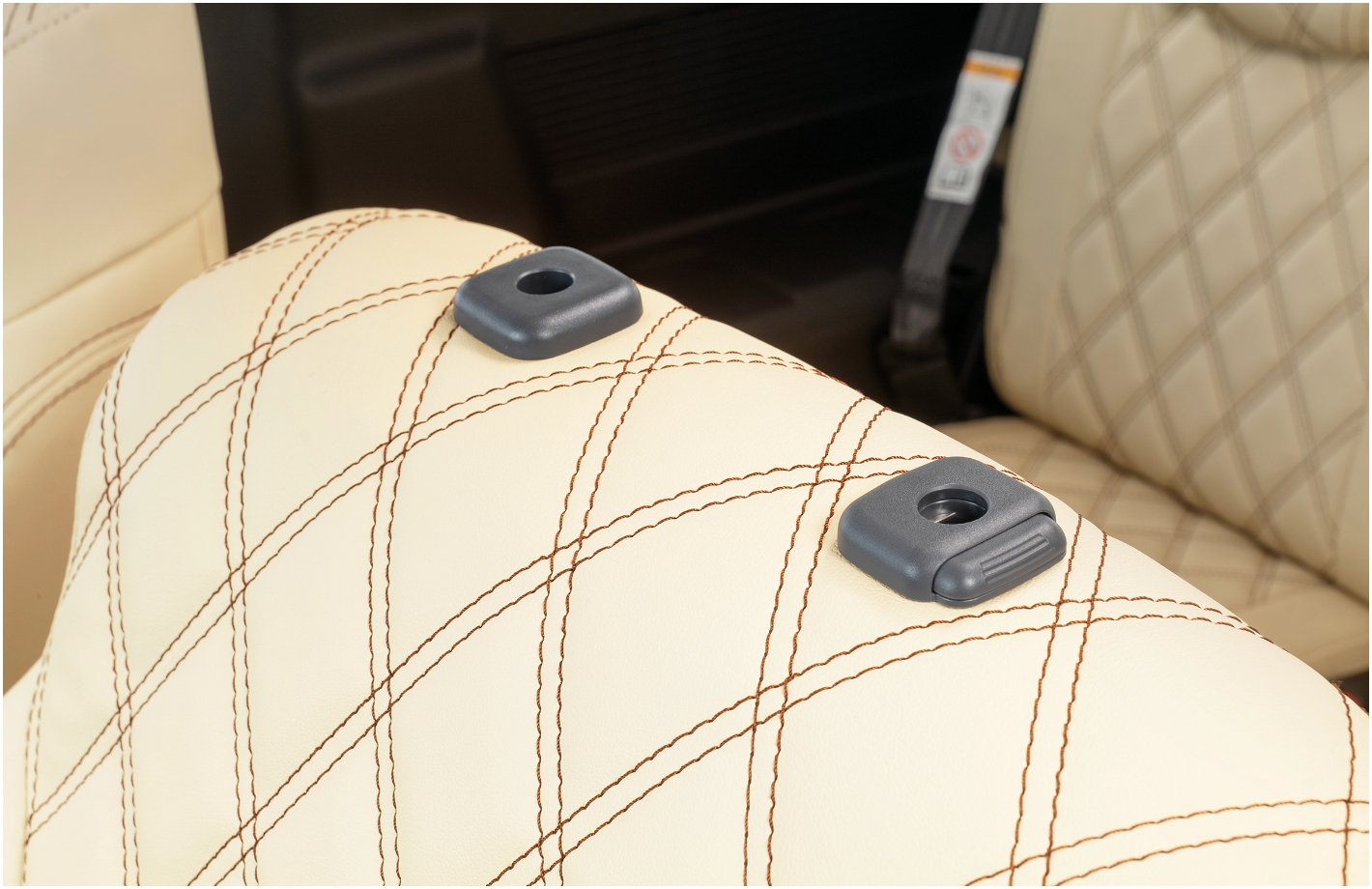 ヘッドレストの穴あけ加工 車内の写真